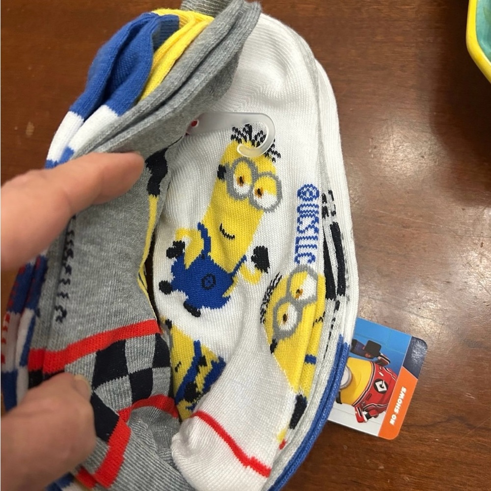 NEW NO SHOW SOCKS (DESPICABLE ME-4) lot of 6 pairs size 4-10 - Picture 8 of 9